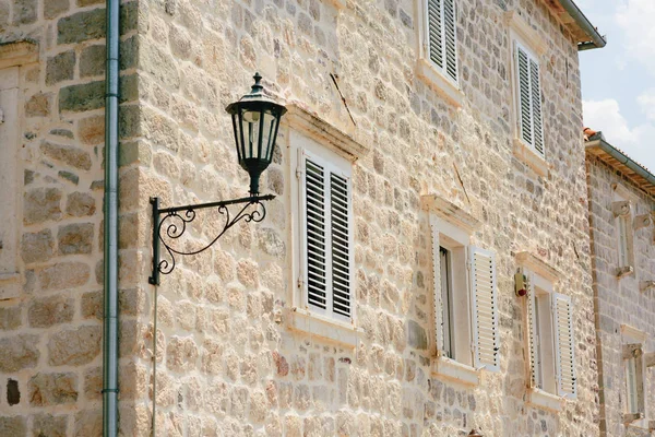 Vintage lamp op muur op straat — Stockfoto