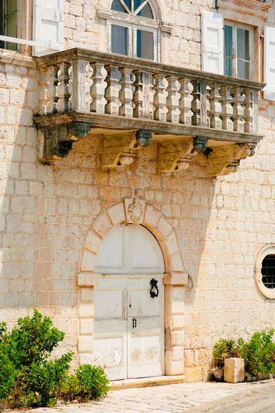 Balcone con colonne in una vecchia casa. Architettura balcanica. Monte — Foto Stock