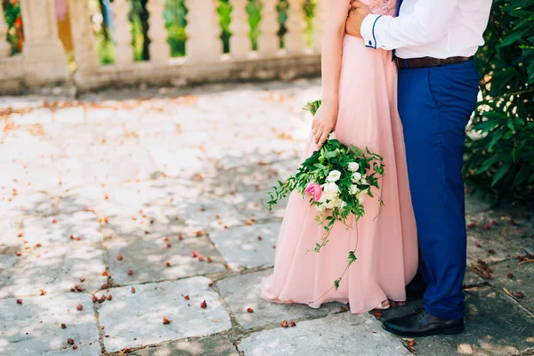 Bruiloft rozen en pioenrozen in de handen van de bruid. Bruiloft in — Stockfoto