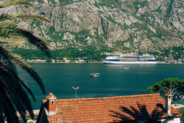 Gran crucero en la bahía de Kotor en Montenegro. Ver desde — Foto de Stock