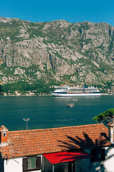 Stora kryssningsfartyg i fjärden av Kotor i Montenegro. Visa den från — Stockfoto