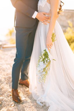 Damat gelini dağlarda kucaklar. Monten düğün