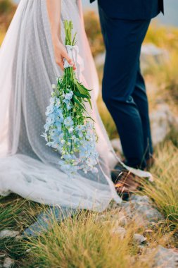 Br elinde mavi Delphinium gelin buket düğün