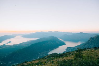 Kotor Körfezi tepelerden. Mount Lovcen için bay göster