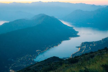 Kotor Körfezi tepelerden. Mount Lovcen için bay göster