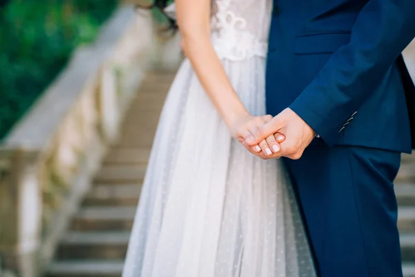 这对新婚夫妇牵手。手牵着手的情侣。婚礼在蒙特 — 图库照片