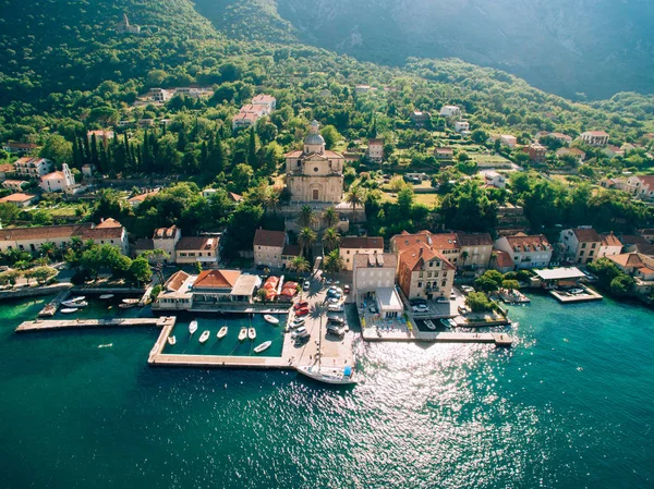 Zatoka Kotor Prcanj, Czarnogóra. Kościół Narodzenia t — Zdjęcie stockowe