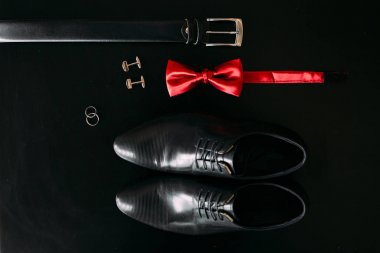 Siyah adamın ayakkabı, kol düğmeleri, Alyans, siyah kuşak ve bir