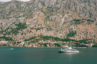 Yatlar, tekneler, gemiler Kotor Körfezi