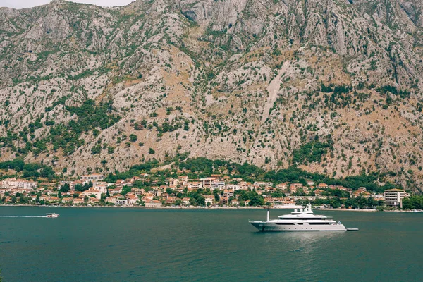 Yachts, boats, ships in the Bay of Kotor — Stock Photo, Image