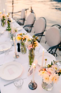 Düğün yemeği deniz kenarında. Denizde düğün Ziyafet. Donja Las