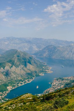 Kotor Körfezi tepelerden. Mount Lovcen için bay göster