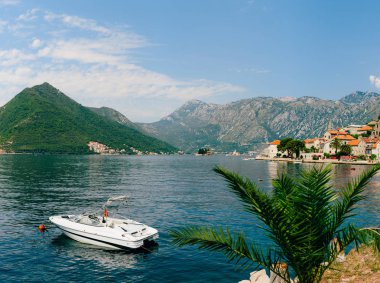 Eski şehir, Perast Kotor Koyu'ndaki, Karadağ kıyısında. İnci