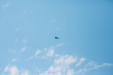 Gökyüzünde turist helikopteri