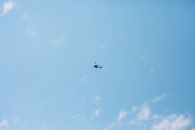 Gökyüzünde turist helikopteri