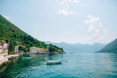 Eski şehir, Perast Kotor Koyu'ndaki, Karadağ kıyısında. İnci