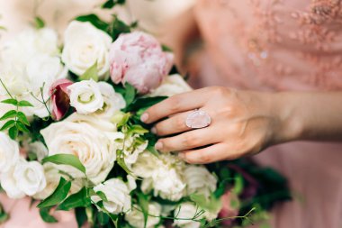 Düğün gül ve peonies gelinin elinde. İçinde düğün