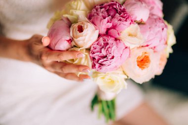 Düğün gül ve peonies gelinin elinde. İçinde düğün