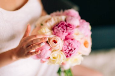 Düğün gül ve peonies gelinin elinde. İçinde düğün