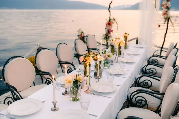 Makan malam pernikahan di tepi laut. Perjamuan pernikahan di laut. Donja Las — Stok Foto