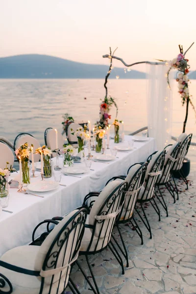 Γαμήλιο δείπνο δίπλα στη θάλασσα. Δεξίωση γάμου στη θάλασσα. Donja Λας — Φωτογραφία Αρχείου