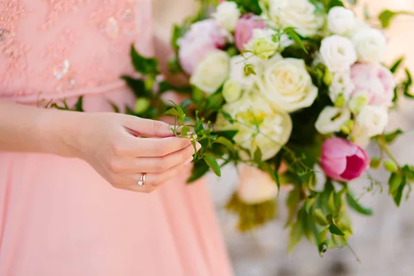 Wedding Roses And Peonies In The Hands Of The Bride (dalam bahasa Inggris). Pernikahan Masuk — Stok Foto