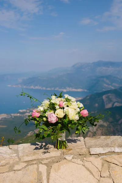 Wedding roses and peonies on a background of the Bay of Kotor. W — Stock Photo, Image