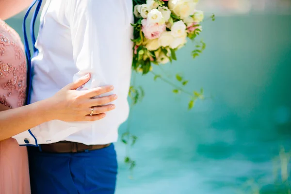 De bruid is knuffelen de bruidegom — Stockfoto