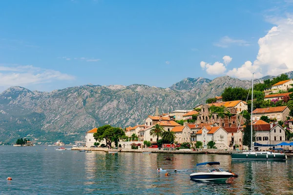 A régi város Perast a parton a Kotori-öböl, Montenegró. Th — Stock Fotó