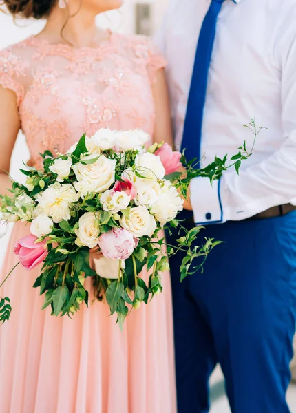 Rosas de casamento e peônias nas mãos da noiva. Casamento em — Fotografia de Stock