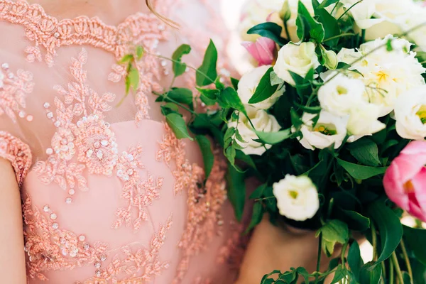 Rose nuziali e peonie nelle mani della sposa. Matrimonio in — Foto Stock