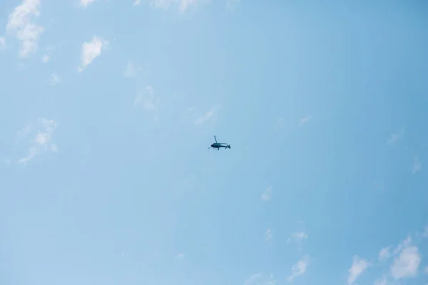 Helicóptero turístico en el cielo —  Fotos de Stock