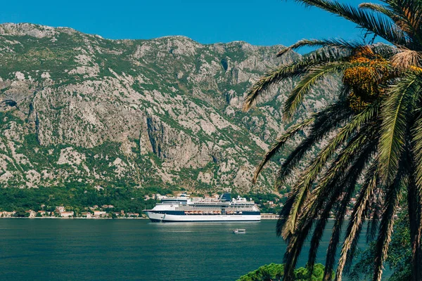 Grande navio de cruzeiro na Baía de Kotor, no Montenegro. Ver a partir de — Fotografia de Stock