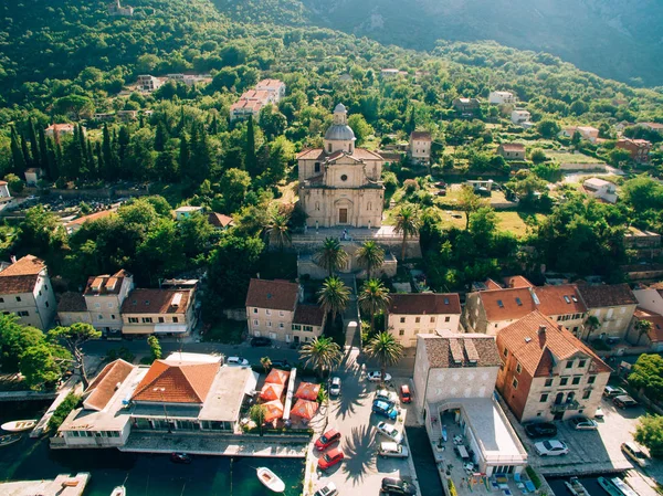 Zatoka Kotor Prcanj, Czarnogóra. Kościół Narodzenia t — Zdjęcie stockowe