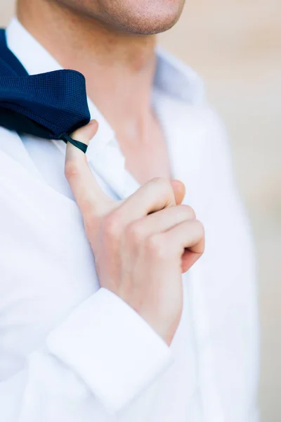 La chaqueta del hombre es de cerca. El novio en la boda —  Fotos de Stock