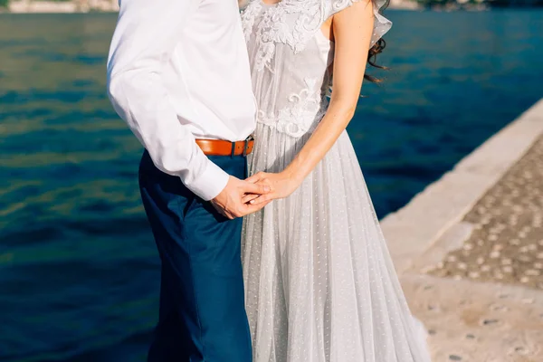 A vőlegény átfogja a tengerparton a menyasszony. Esküvő-Montenegró — Stock Fotó