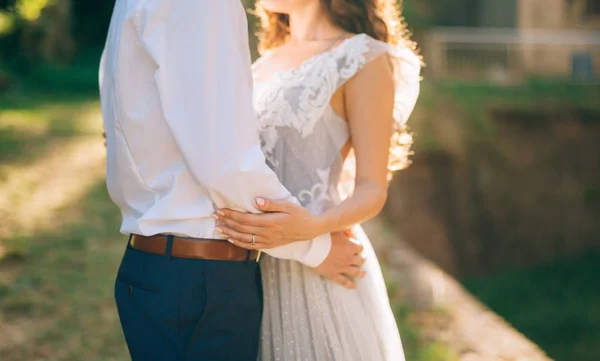 Lo sposo abbraccia la sposa sulla spiaggia. Matrimonio in Montenegro — Foto Stock