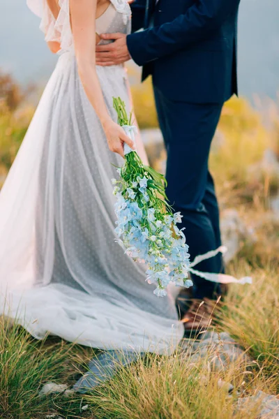 Γαμήλια νυφική ανθοδέσμη από μπλε Delphinium στα χέρια του το br — Φωτογραφία Αρχείου