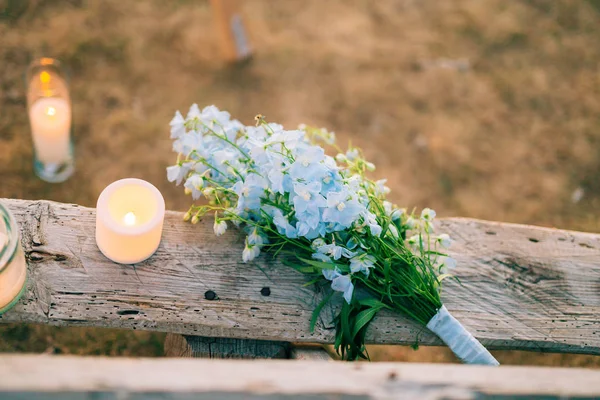 Buquê nupcial de casamento de Delphinium azul em um banco de madeira velho — Fotografia de Stock