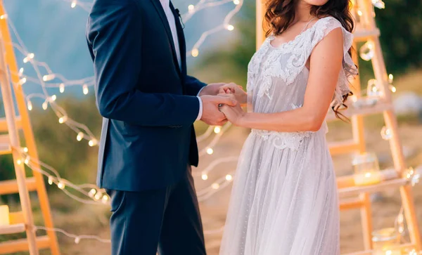 신혼 부부는 결혼식에서 손을 잡으십시오. 커플 지주 — 스톡 사진
