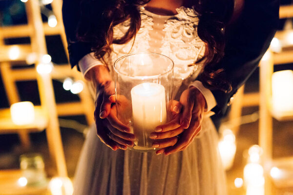 Свеча в руках молодоженов. Свадьба в Черногории
