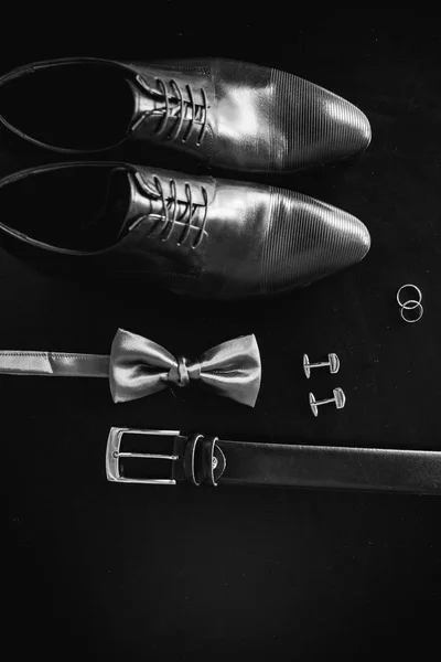 Homens pretos sapatos, abotoaduras, alianças de casamento, um cinto preto e um — Fotografia de Stock