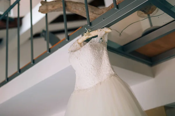 El vestido de novia cuelga en el apartamento. Las damas de honor en la boda —  Fotos de Stock