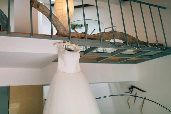 El vestido de novia cuelga en el apartamento. Las damas de honor en la boda —  Fotos de Stock