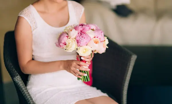 Rosas de casamento e peônias nas mãos da noiva. Casamento em — Fotografia de Stock