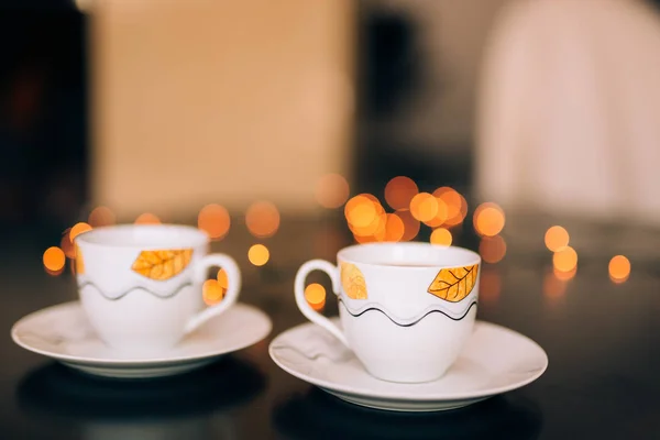 Dos tazas de café en la mesa en el fondo bokeh . — Foto de Stock