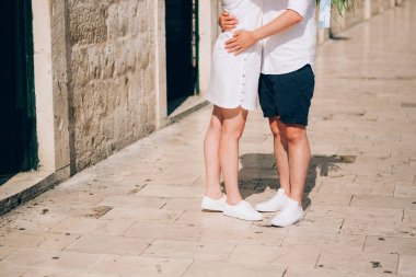 Bacaklar üzerinde taş zemine yeni evli.