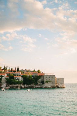 Sveti Stefan Adası günbatımında kapatın. Karadağ, Adria