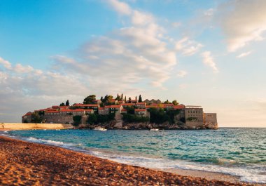 Sveti Stefan Adası günbatımında kapatın. Karadağ, Adria