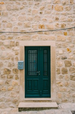 Yeşil kapı. Ahşap doku. Eski püskü, ışınlanmış boya.